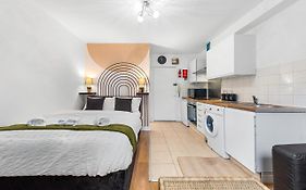 Modern Gem Brixton Centre Cozy & Comfort Charis City Studio
